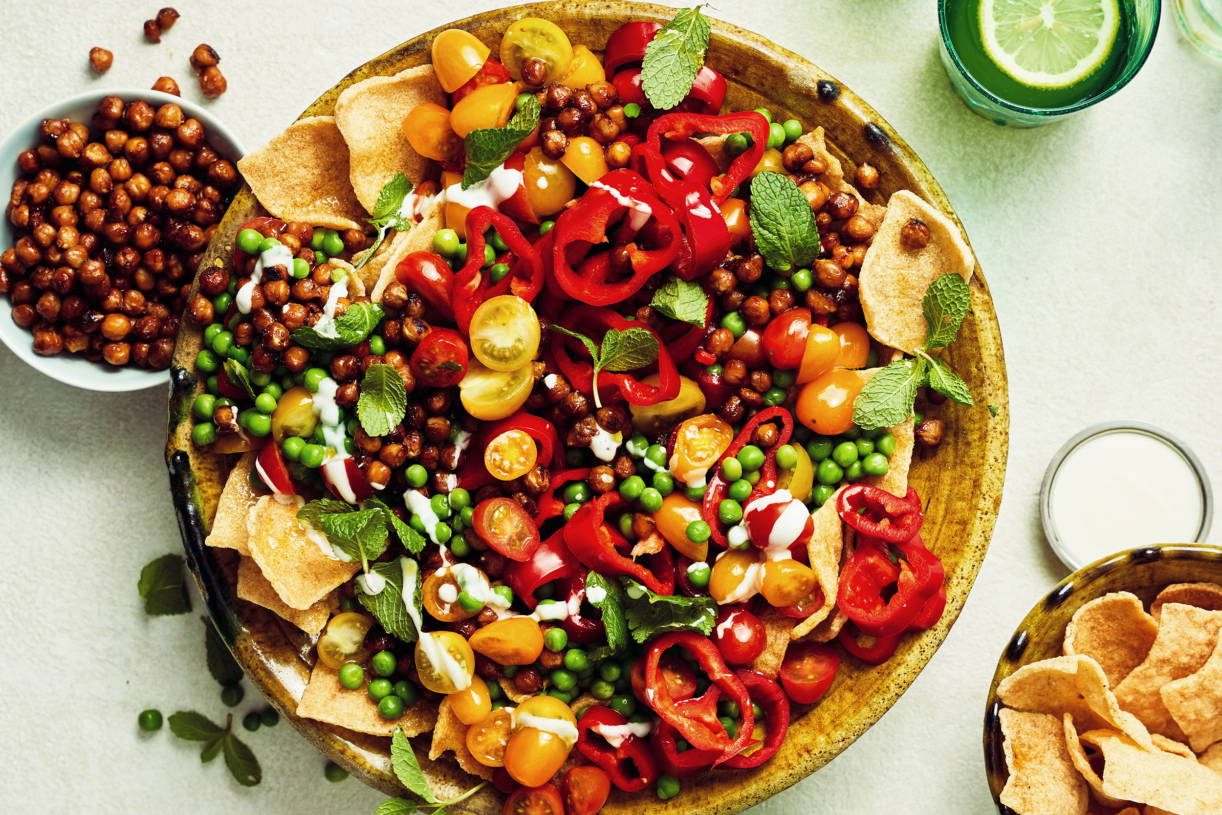 Samasaya-Tomatensalade met geroosterde kikkererwten